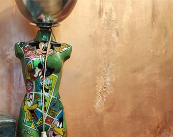 Lampadaire déco avec dessin animé fait main à partir de mannequins recyclés
