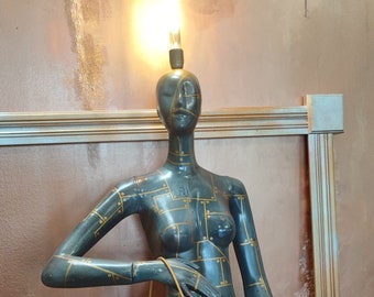 Lampe mannequin abstraite pour décoration d'intérieur faite sur mesure à partir de matériaux recyclés