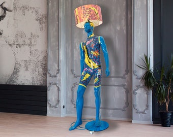 Staande lamp voor woondecoratie op maat gemaakt van upcycled mannequin met excentriek en bohemien design