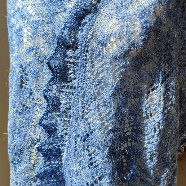 Lace Schal in blau, handgestrickt