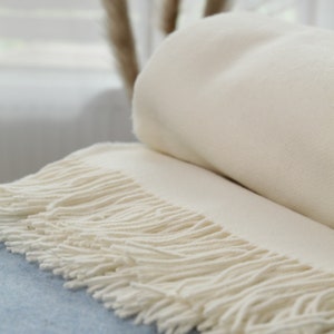 Premium cashmere merino blanket in ivory. Luxury blanket merino cashmere wool throw. High quality wool sofa throw blanket. Soft bed blanket