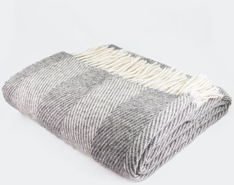 Manta 100% lana de oveja en color gris. Cuadros de lana beige. Funda de sofá de lana de alta calidad en color gris. Acogedora manta de cama natural en color beige.