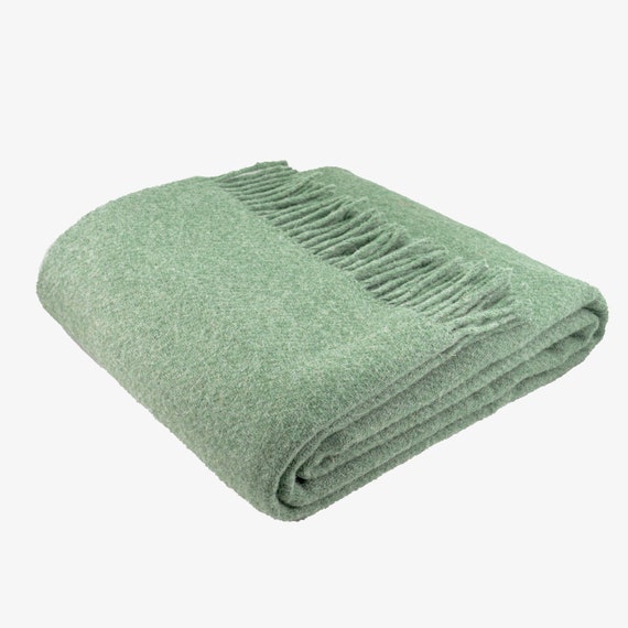 Decke aus 100% Schafwolle in Pistazie. Grüne Wolldecke. Hochwertige Wolldecke in Beige für eine Sofa. Kuschelige natürliche Bettdecke in Blau