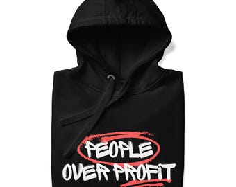 Puede incluir: Sudadera con capucha negra con un círculo rojo alrededor de las palabras "PEOPLE OVER PROFIT" en blanco.