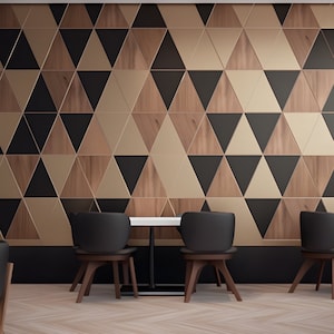 Puede incluir: Un comedor con dos juegos de mesas y sillas. La pared detrás de las mesas está cubierta con un patrón geométrico de triángulos negros, marrones y dorados. El suelo es de madera marrón claro.