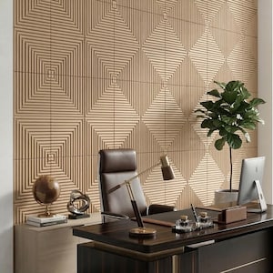 以下が含まれることがあります： 幾何学的な木製パネルの壁のデザインが特徴のモダンなオフィススペース。革張りの椅子、デスクランプ、地球儀を備えた濃い色の木製デスクが見えます。鉢植えの植物とコンピューターモニターも存在します。