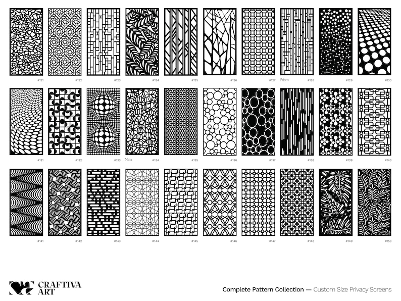 Pu&ograve; includere: Una collezione di schermi per la privacy in bianco e nero con vari motivi geometrici e organici. Gli schermi rettangolari presentano disegni come cerchi, linee e motivi floreali. Il testo recita "Complete Pattern Collection - Custom Size Privacy Screens".