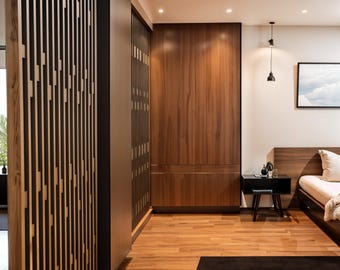 Divisorio per ambienti personalizzato in doghe di rovere rosso: moderno schermo per la privacy