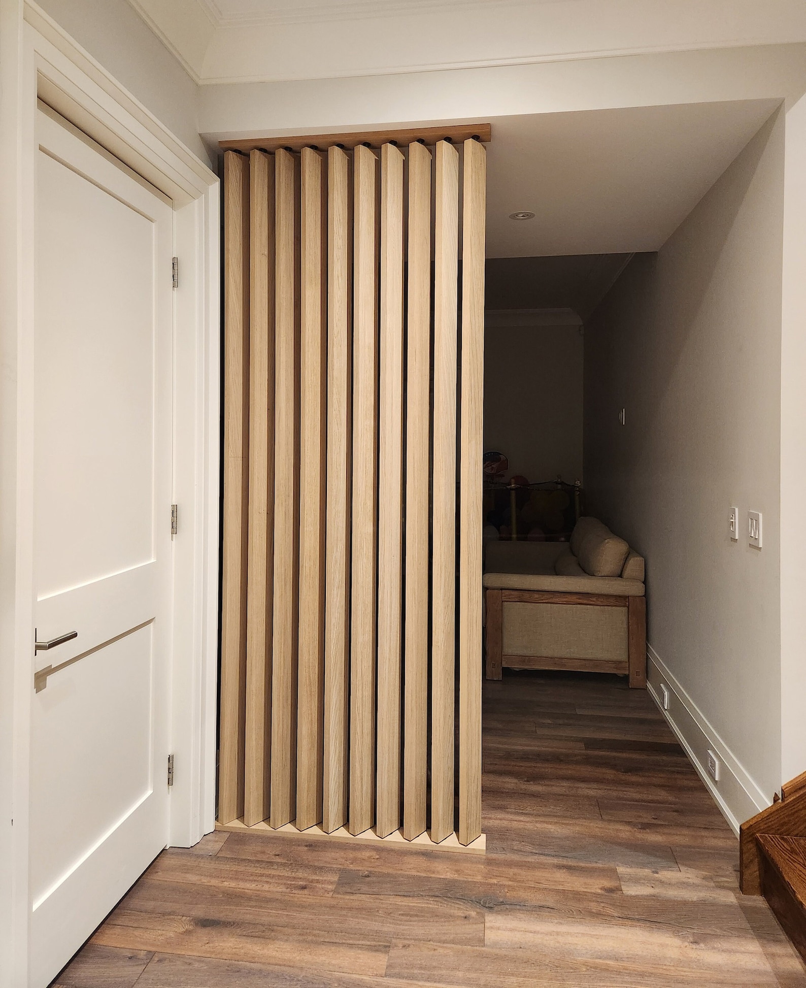 Separadores de tabiques giratorios de listones de madera hechos a ...