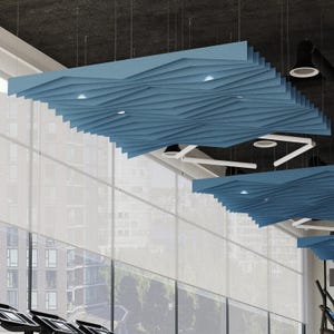 Può includere: Pannelli a soffitto geometrici blu sospesi a un soffitto scuro. I pannelli hanno un design angolare a strati e sono illuminati da luci a incasso. I pannelli si trovano in una palestra con ampie vetrate.