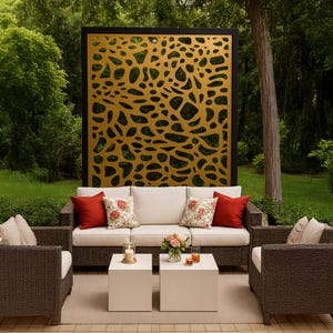 Pu&ograve; includere: Set di mobili da giardino con divano, due poltrone e due tavolini quadrati. Il divano ha cuscini color crema e cuscini rossi e floreali. Sullo sfondo, un grande schermo decorativo dorato con cornice nera.