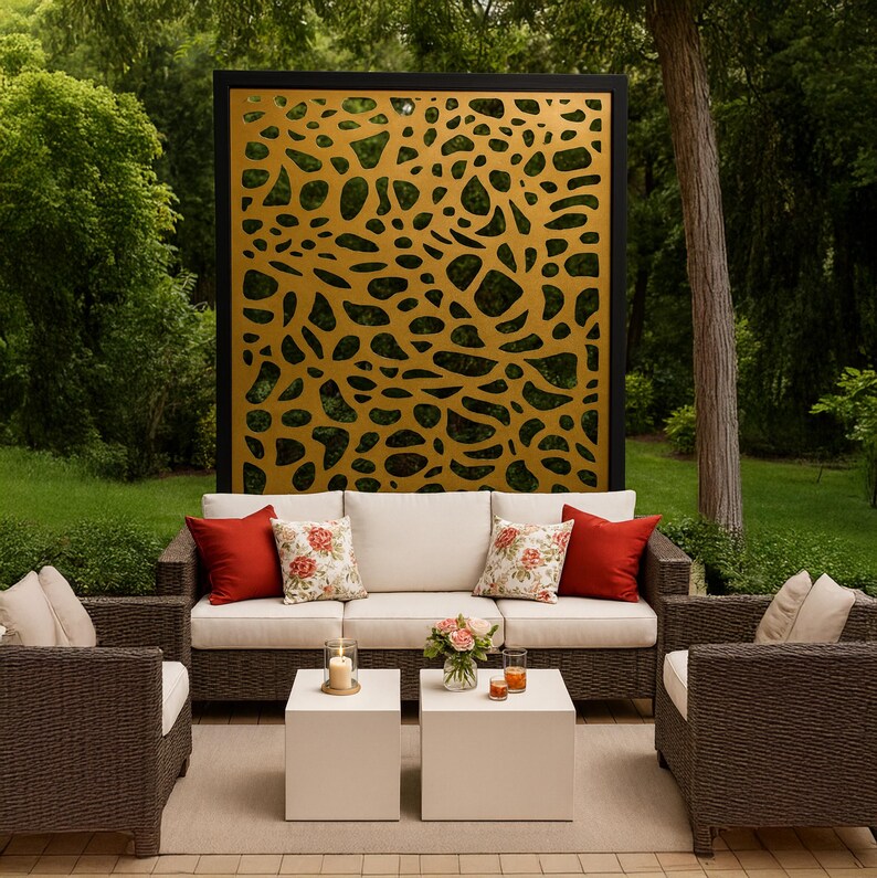 Pu&ograve; includere: Set di mobili da giardino con divano, due poltrone e due tavolini quadrati. Il divano ha cuscini color crema e cuscini rossi e floreali. Sullo sfondo, un grande schermo decorativo dorato con cornice nera.