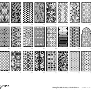 Pu&ograve; includere: Una collezione di paraventi decorativi in bianco e nero con vari motivi geometrici e floreali. Gli schermi sono rettangolari e presentano intricati disegni ritagliati. L'immagine include un logo e il testo "Complete Pattern Collection - Custom Size Privacy Screens."