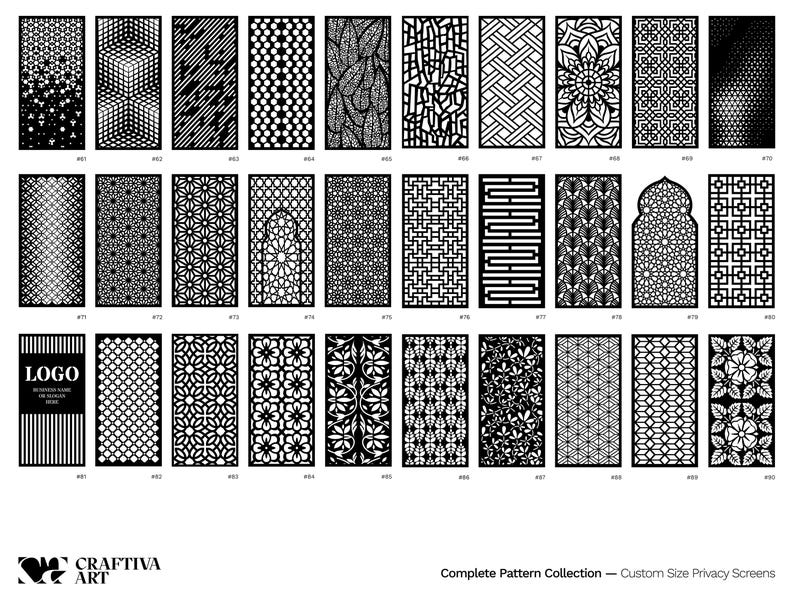 Pu&ograve; includere: Una collezione di paraventi decorativi in bianco e nero con vari motivi geometrici e floreali. Gli schermi sono rettangolari e presentano intricati disegni ritagliati. L'immagine include un logo e il testo "Complete Pattern Collection - Custom Size Privacy Screens."