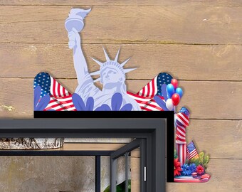 以下が含まれることがあります： 自由の女神の切り抜き、アメリカ国旗、赤、白、青の風船がついた愛国的なドアの飾り。装飾は黒いドア枠の上に置かれています。