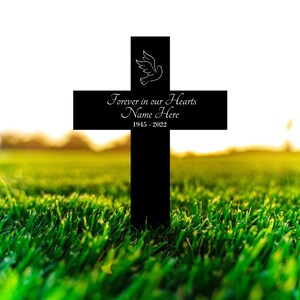 Personalized Memorial Cross Metal, Forever in Our Hearts, Loss of Loved One Condolence Gift, Custom Grave Marker, Custom Memorial Stake Bild 3