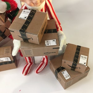 Cajas Elfazon del tamaño de un elfo navideño Amazon Idea de utilería de ...