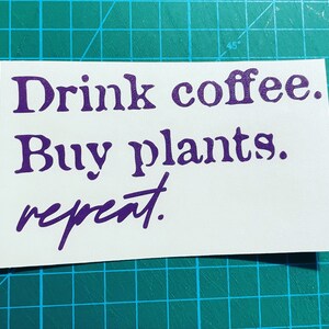 Buvez du café, achetez des plantes, répétez.| Autocollant en vinyle| Amoureux des plantes| Amateur de café| Autocollant en vinyle| Mignon