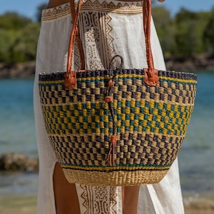 AFRICAN WOVEN Korb in Gelb und Blau - Handgefertigter natürlicher afrikanischer gewebter Aufbewahrungskorb Einzigartiges Geschenk Ethischer Exquisite Korb