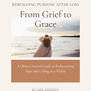 Può includere: Una copertina di libro con il titolo "From Grief to Grace" in un carattere grande ed elegante. L'immagine mostra una persona su una spiaggia, che guarda l'oceano. È presente anche il testo "A Christ-Centered Guide to Rediscovering Hope and Calling as a Widow".