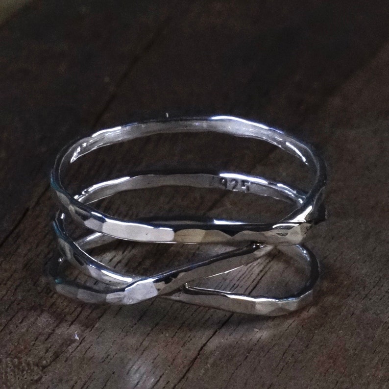 Dünner gehämmerter dreifach 925 Silberring, Sterling Silber, simple Ring, Hammerschlag Optik, Stapel Ring Bild 2