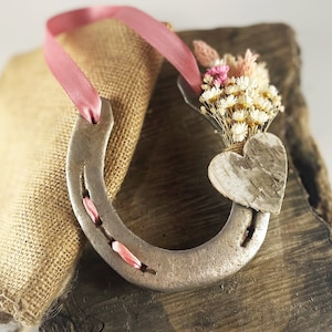 Hufeisen Deko | Glücksbringer | Wanddeko Trockenblumen weiß-rosa | Geschenk für Hochzeit, Einweihung, Geburtstag, Jubiläum, Pferdemädchen