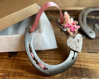 Hufeisen mit Geschenkbox – Hufeisen Deko rosa-pink – Hochzeitsgeschenk, Einweihungsgeschenk, Jubiläumsgeschenk...– mit optionaler Gravur
