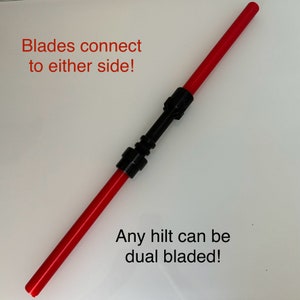 Może przedstawiać: Czerwony miecz świetlny z czarną rękojeścią. W obrazie widoczny jest tekst "Blades connect to either side!" i "Any hilt can be dual bladed!"