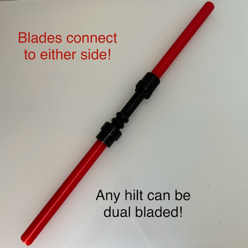 Może przedstawiać: Czerwony miecz świetlny z czarną rękojeścią. W obrazie widoczny jest tekst "Blades connect to either side!" i "Any hilt can be dual bladed!"