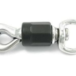 Op de afbeelding: Een zilveren draaibare sluiting met een zwarte rubberen omhulsel. De haak heeft een grote ring aan het ene uiteinde en een kleinere haak aan het andere uiteinde.