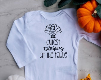El pavo más lindo en la mesa Baby Fall Onesie
