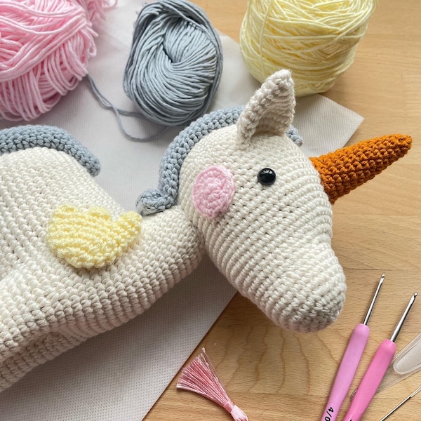 Fait à la main Licorne pour Nouveau-Né, bébé ou enfants. Animal Poupée couleur personnalisable, Jouet au Crochet pour cadeaux, décor idée.