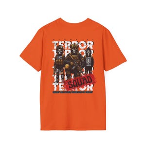 Puede incluir: Camiseta naranja brillante con un gráfico de tres soldados esqueleto con equipo militar. La palabra "TERROR" está impresa repetidamente en blanco, con "SQUAD" en un rectángulo rojo. El texto en la parte inferior dice "HAUNT THE NIGHT WARRIORS OF FRIGHT".