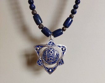 Old oriental medallion necklace in silver and lapis lazuli.