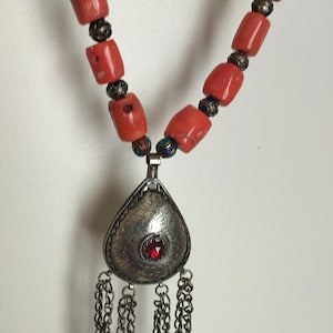 Collar bereber de coral y bermil.