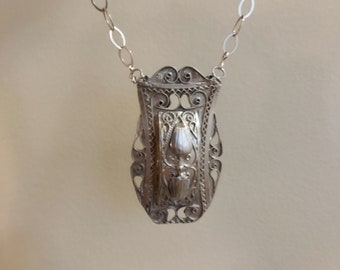 Oriental medallion necklace in silver.