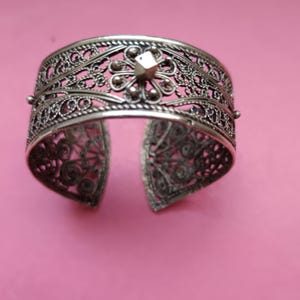Bracelet Ancien En Argent - Travail Filigrane Ethnique - Occasion (manque Deux Petites Pastilles)