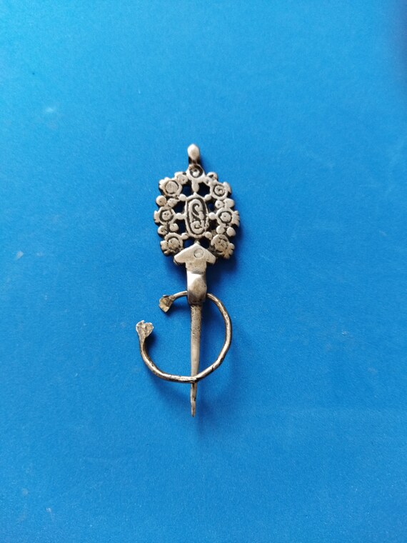 Old small Berber silver fibula. - image 3
