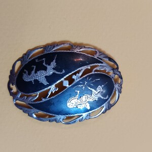 Broche en Main de Fatima en argent massif, corail rouge et émaille