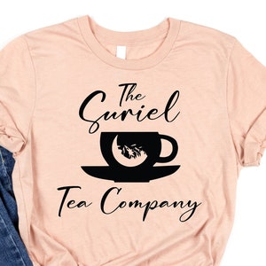 Suriel Tea Co Shirt, Ein Gericht der Dornen und Rosen Shirt, Acotar Velaris Shirt, Das Nachtgericht Shirt, Stadt des Sternenlichts, Bücherwurm Tee