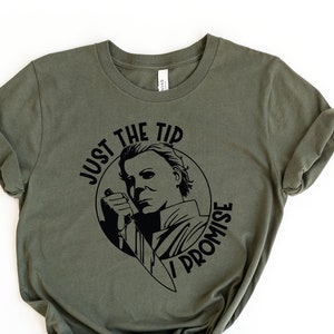 Pu&ograve; includere: Una maglietta verde con una grafica nera di Michael Myers del film Halloween. La grafica dice "Just the tip I promise".