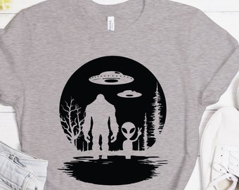 Bigfoot And Alien, Bigfoot Shirt, Bigfoot Gift, Bigfoot Sasquatch Shirt, Bigfoot Tshirt, Yeti Shirt, Bigfoot T Shirt, Camping Tee, Alien Tee