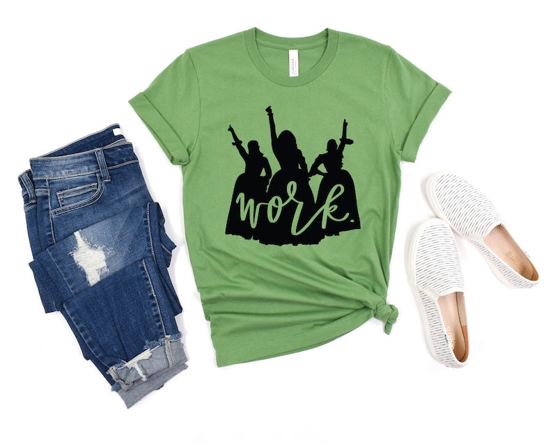Peut inclure: T-shirt vert avec une silhouette noire de trois femmes et le texte "work" en dessous.