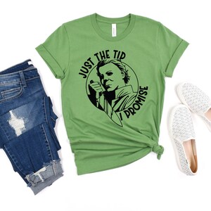 Pu&ograve; includere: Maglietta verde con una grafica nera di Michael Myers del film Halloween. La grafica dice "Just the tip I promise".