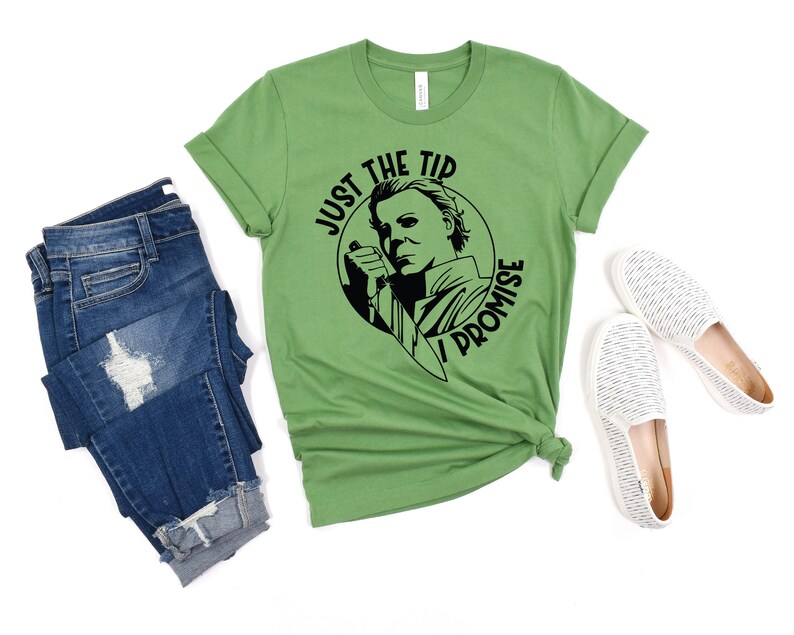 Pu&ograve; includere: Maglietta verde con una grafica nera di Michael Myers del film Halloween. La grafica dice "Just the tip I promise".