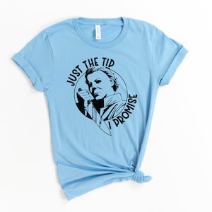 Pu&ograve; includere: Maglietta blu chiaro con una grafica nera di Michael Myers del film Halloween. La grafica dice "Just the tip I promise".