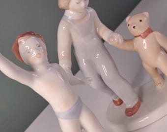 Vackra porslinsfigurer från mitten av århundradet av barn nostalgiska porslin retro barnfigurer gamla porslinsfigurer barn det är en pojke