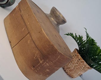 Stor vackert signerad längd cc 12 tum/30 cm antik trälåda för restaurering stuginredning skandinavisk trälåda svensk trälåda