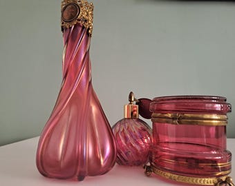 Antik eller vintage rubinglasvas i tranbärsglas, rubinglasvas, rubinglasask, parfymflaska i rubinglas, parfymflaska i tranbärsglas