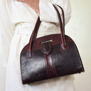 Bolso tipo domo vintage de los años 60 en piel de serpiente: Bolso estructurado con asa superior, hecho a mano en Italia.